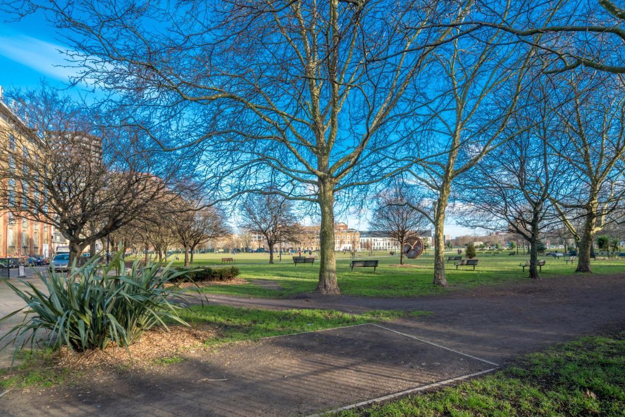 2 Bedroom Apartment With Park Views Shoreditch London Kültér fotó